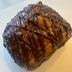 Pain au chocolat croisant